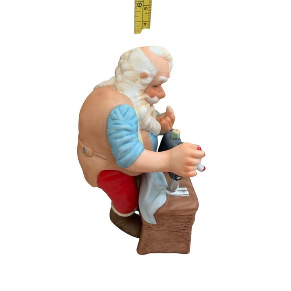 HALLMARK GOLD CROWN COLLECTIBLE SANTA THE TOYMAKER FINE PORCELAIN FIGURINE 1988 - Picture 2 of 10